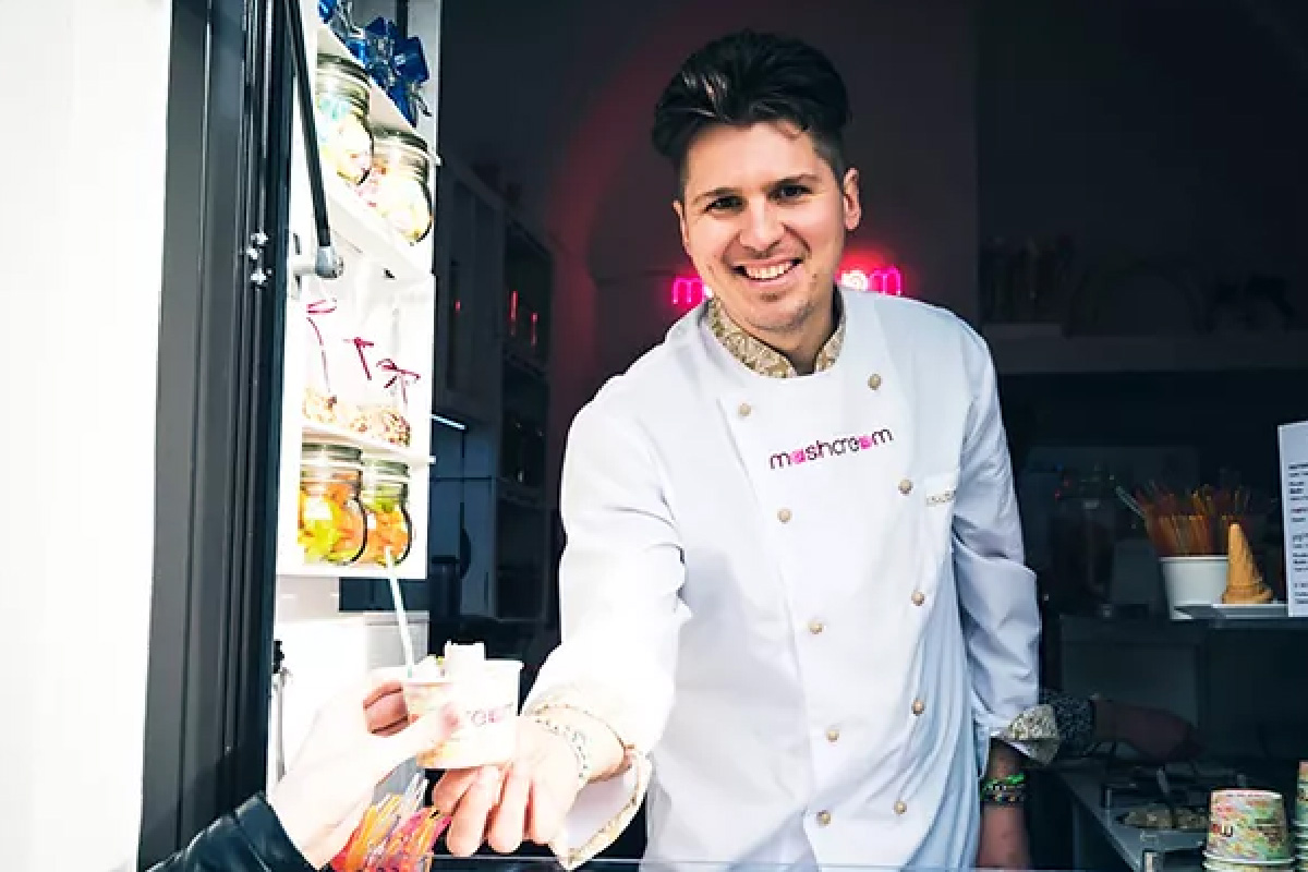 Gelataio offre un gelato ad un intollerante al lattosio